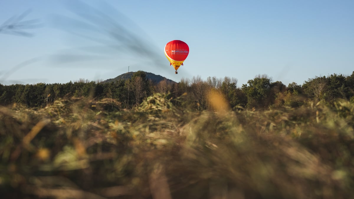 Montgolfière au-dessus d’une montagne du Haut-Richelieu.