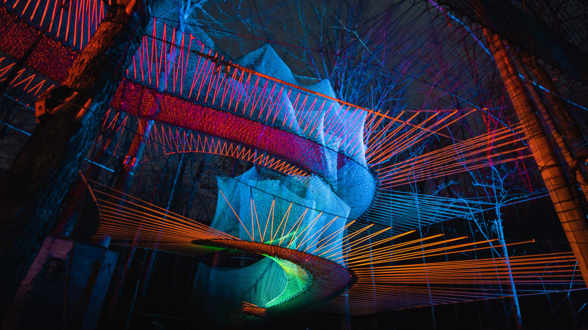 Les trampolines illuminés de Upla la nuit.