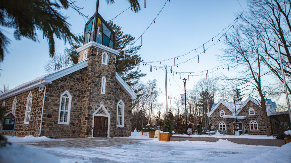 Église et parvis en hiver.