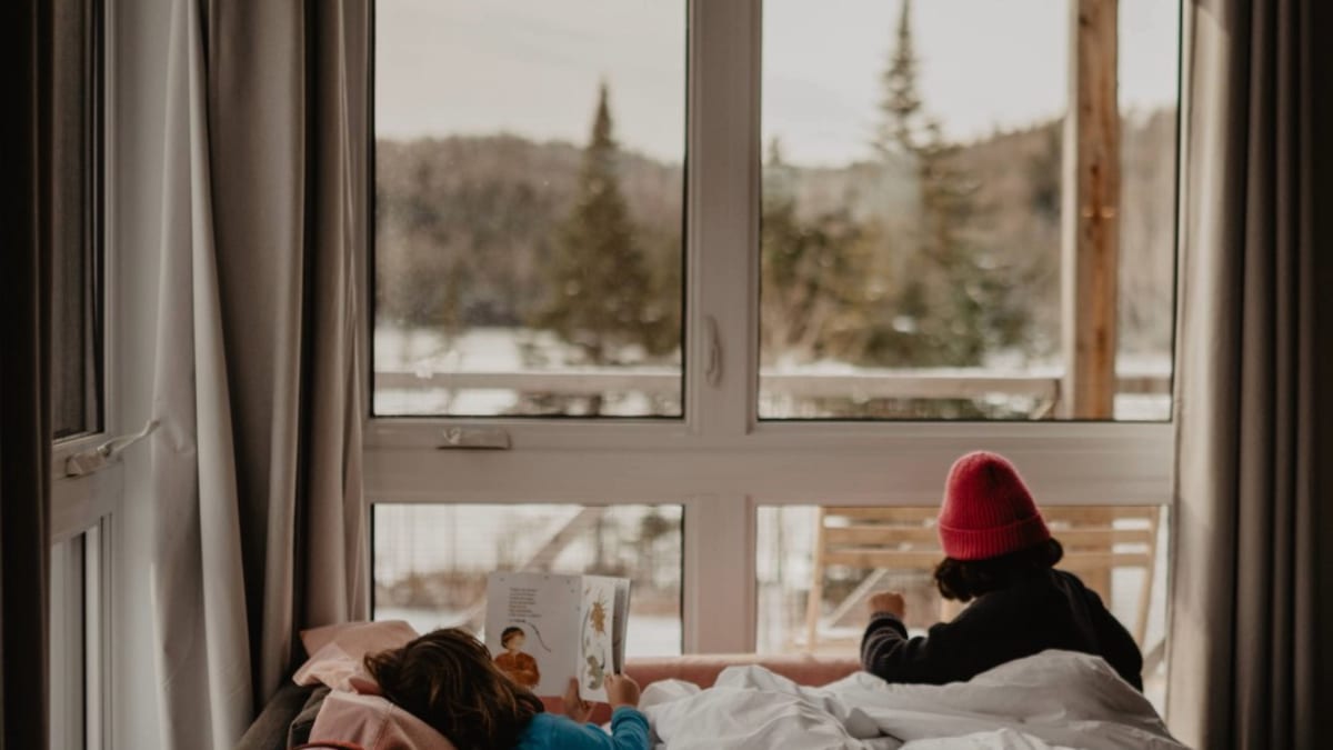2 kids resting in a cottage at the end of winter in a resort in the Portneuf region.
