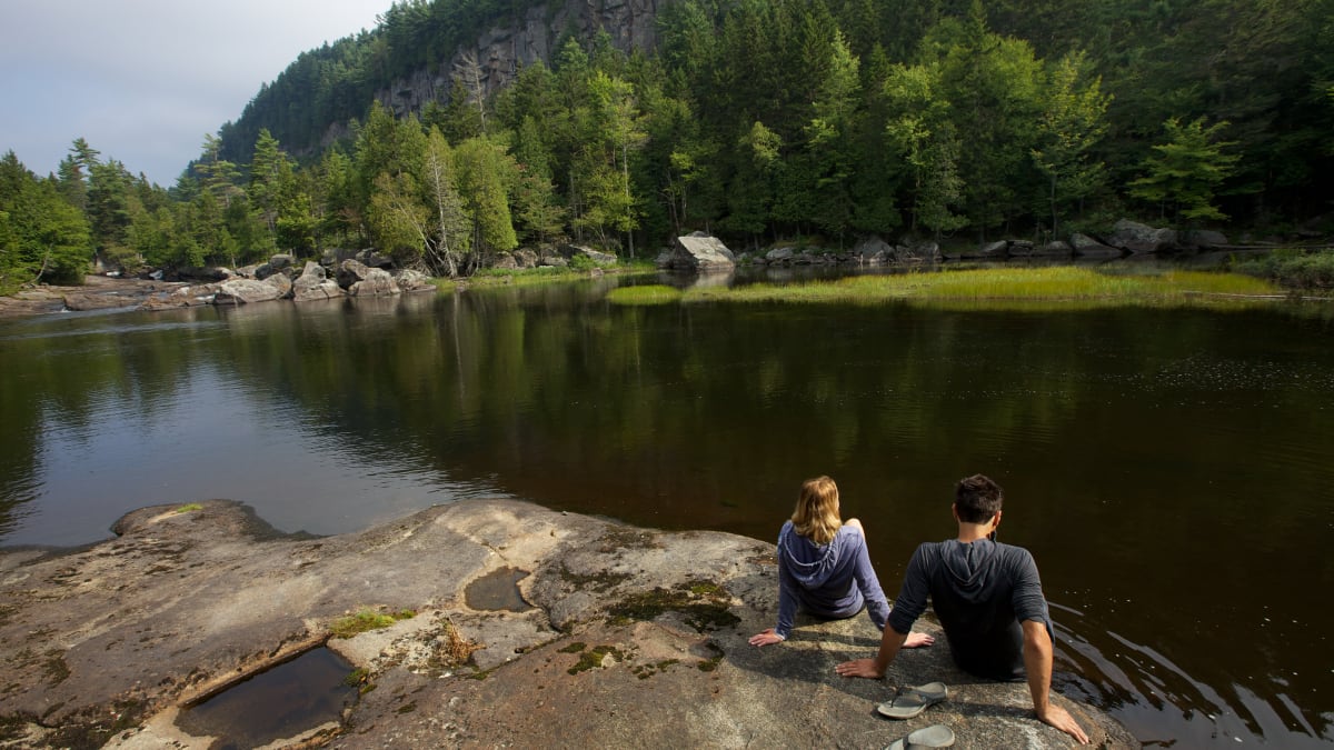 Couple by the water in the Portneuf regional park.