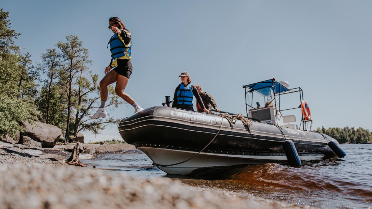 Motorized boat arriving to shore.