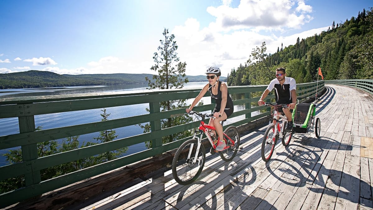 Couple on bikes in the Témiscouata region