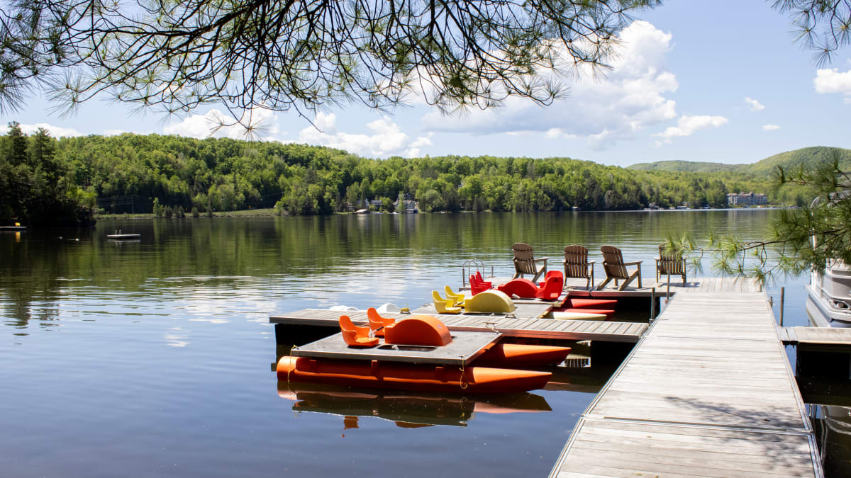 Quai avec des pédalos sur le lac Massawippi.