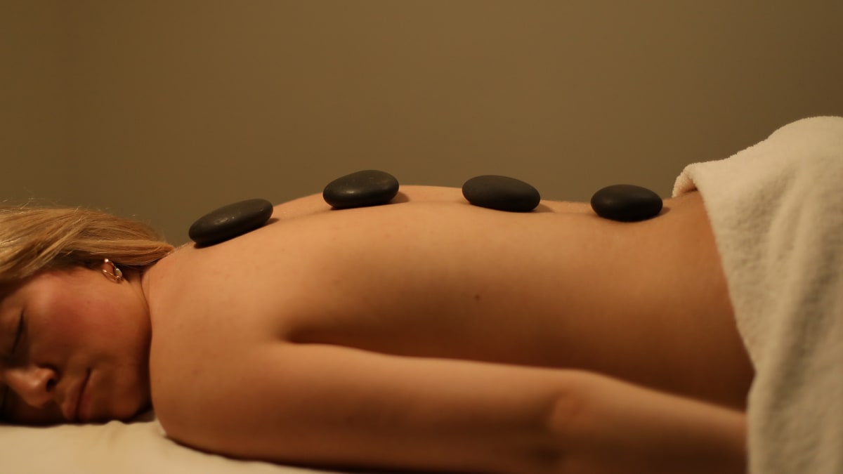 Massage aux pierres au KiNipi spa nordique