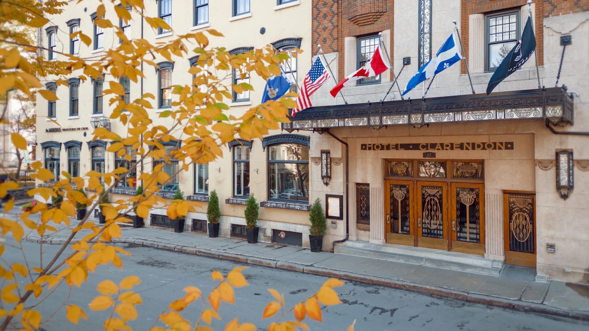 Extérieur de l'Hôtel Clarendon en automne