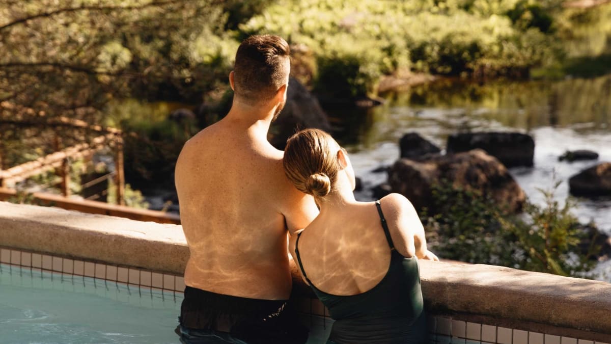 Couple au Strøm spa nordique Saint-Sauveur