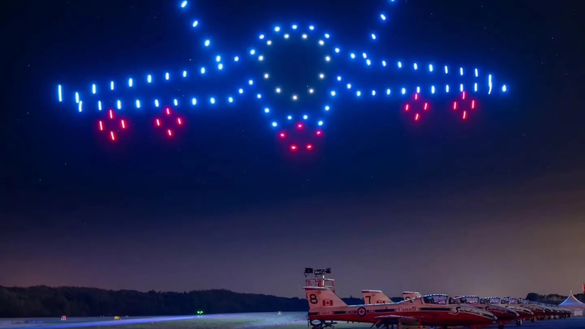 Spectacle aérien AÉRO Gatineau-Ottawa - Des drones illuminés forment un avion dans le ciel.