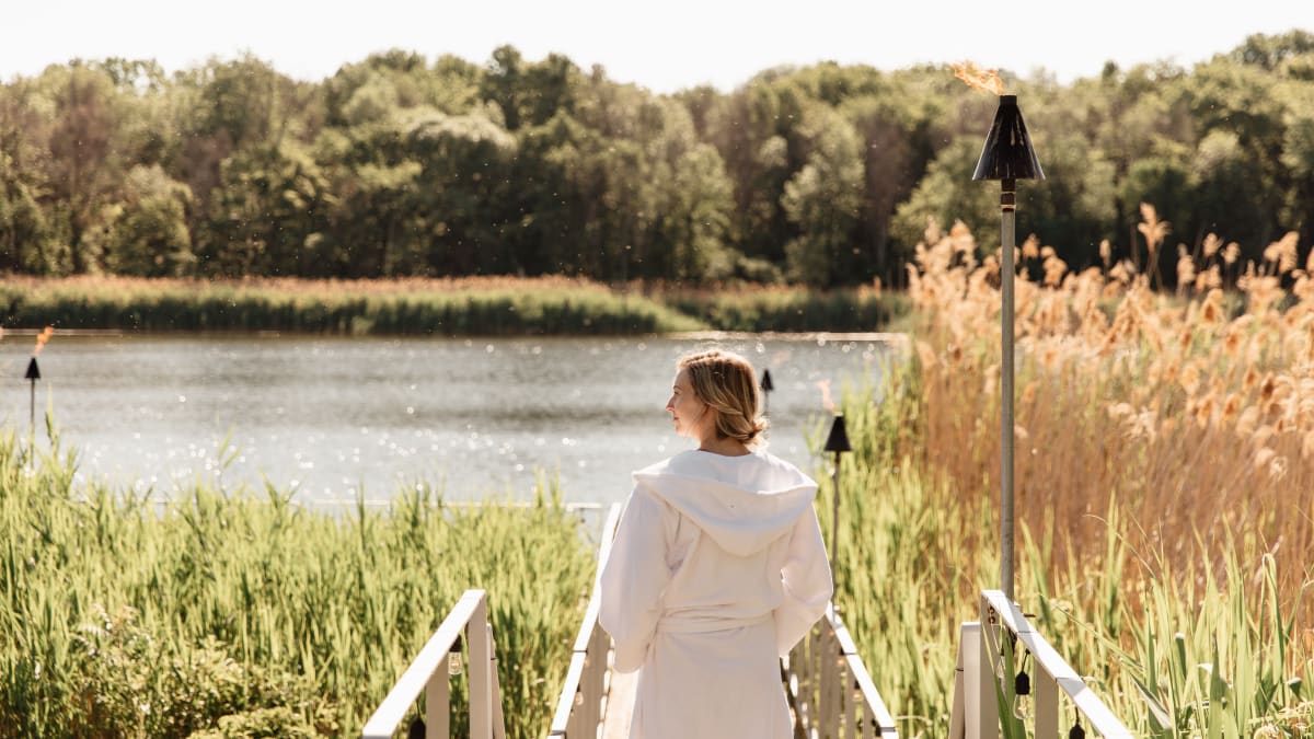 Femme au Strom spa nordique ile des soeurs.