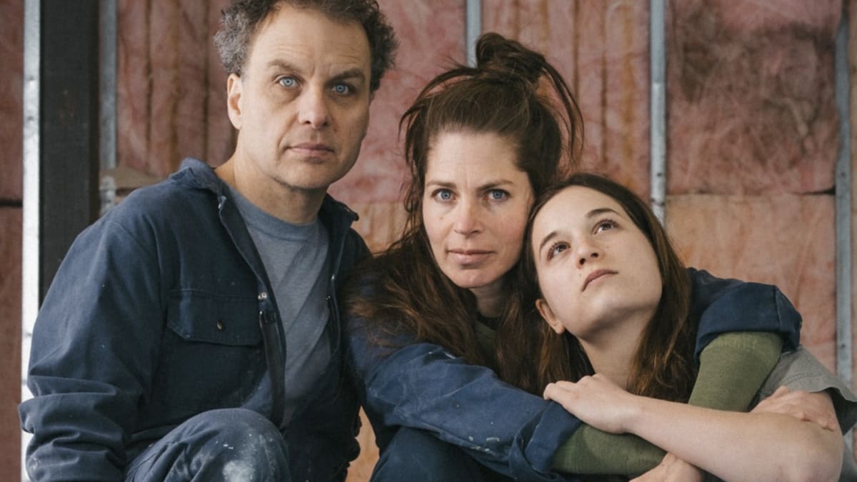 Trois acteurs dans l'annonce de la soirée théâtrale Juliette & Mathieu