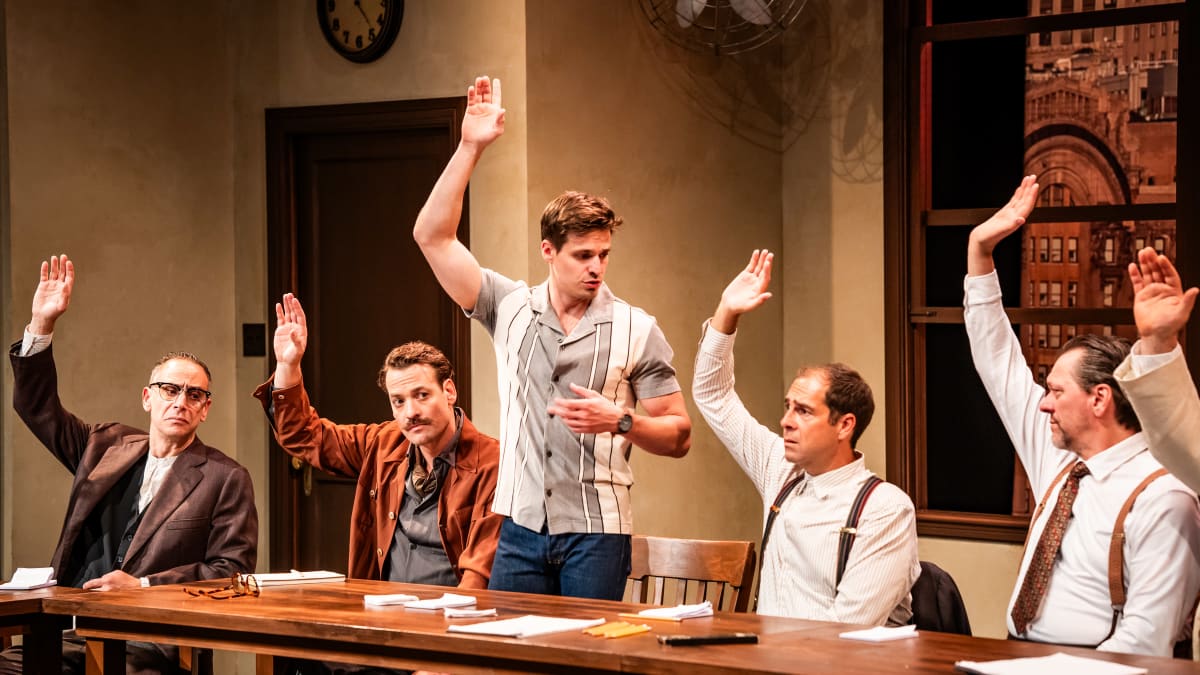 Acteurs lors de la pièce de théâtre "12 hommes en colère".