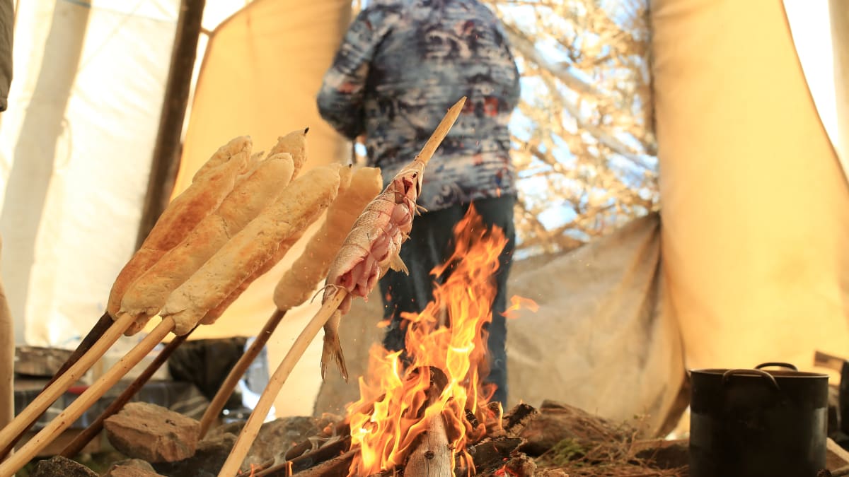 Nourriture cuite au-dessus d'un feu de camp.