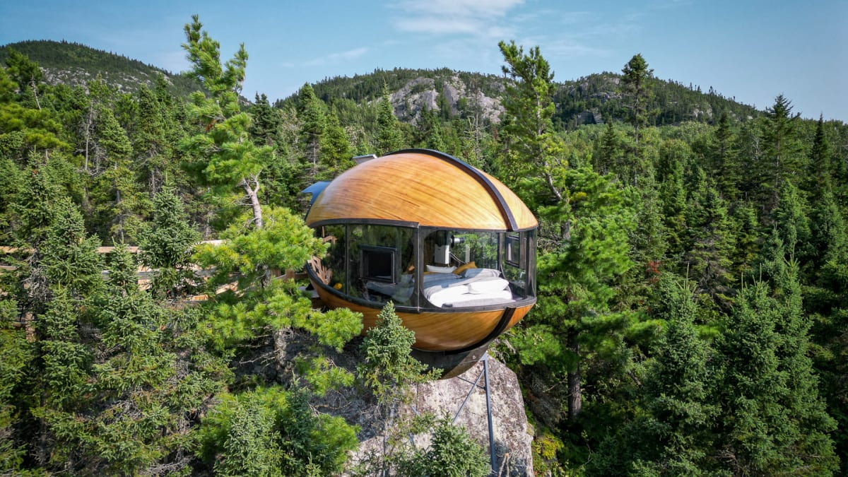 Hébergement insolite installé à flanc de montagne sur un cap rocheux.