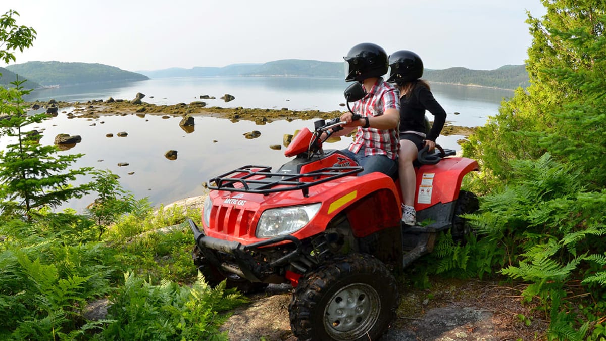 Couple en expédition de quad sur la Côte-Nord.