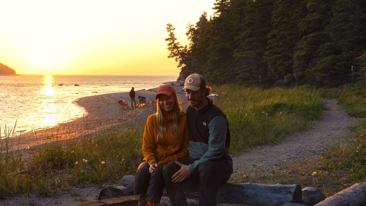 Couple en camping sur la Longue Pointe de Mingan.