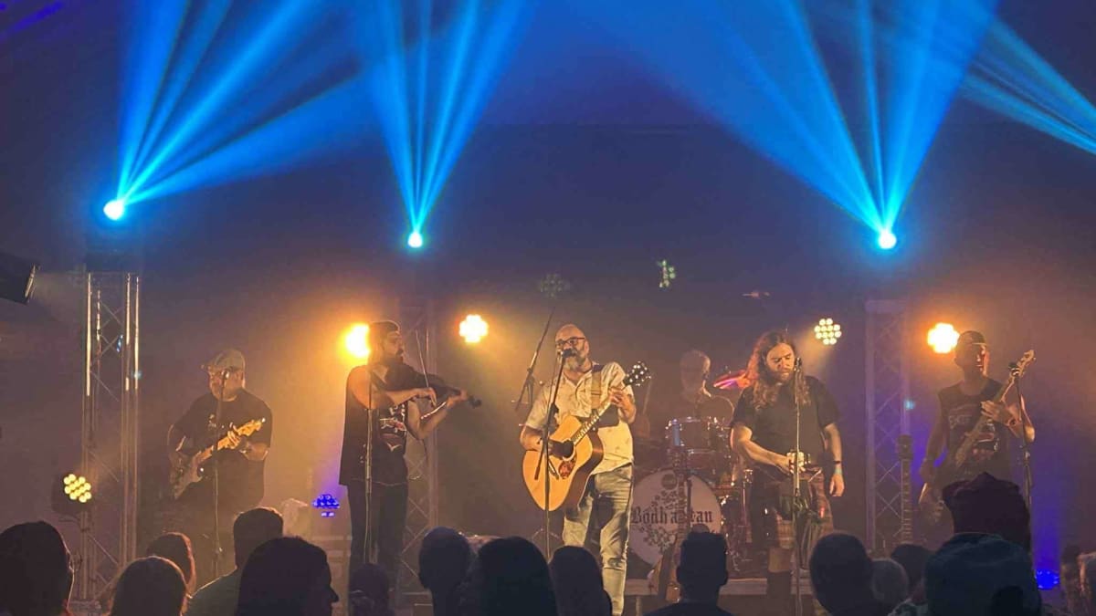 A band performing under the blue lights at the Festival du Fjord.