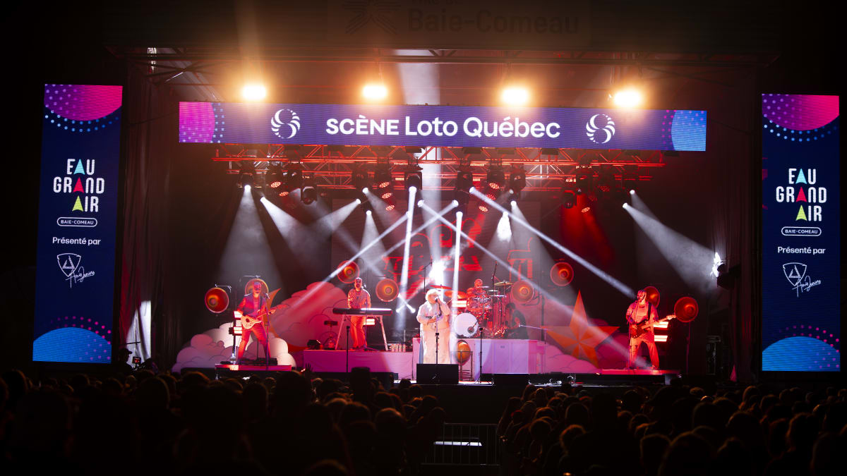 A lit-up scene at the Festival Eau Grand Air in the evening.