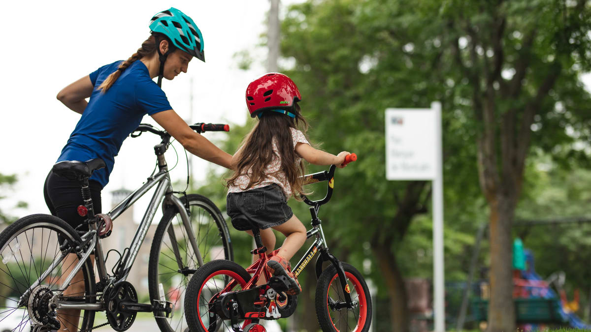 Mère et fille en vélo dans le Haut-Richelieu.