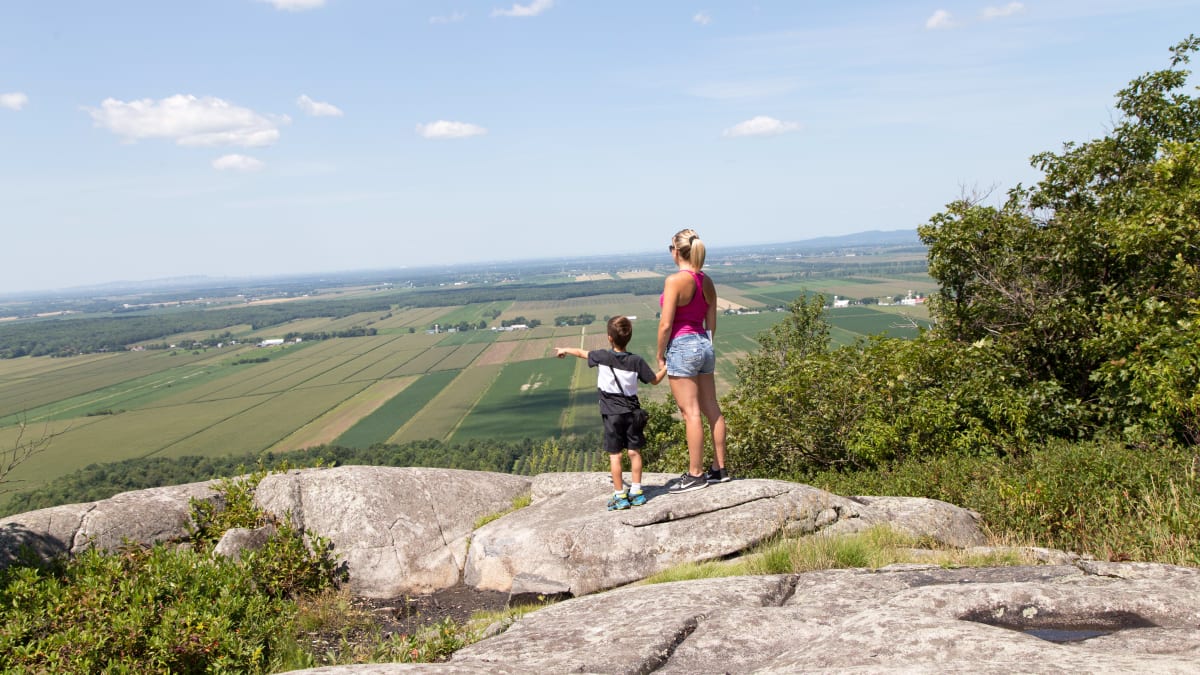 Mère et fils au sommet d'une montagne dans le Haut-Richelieu.