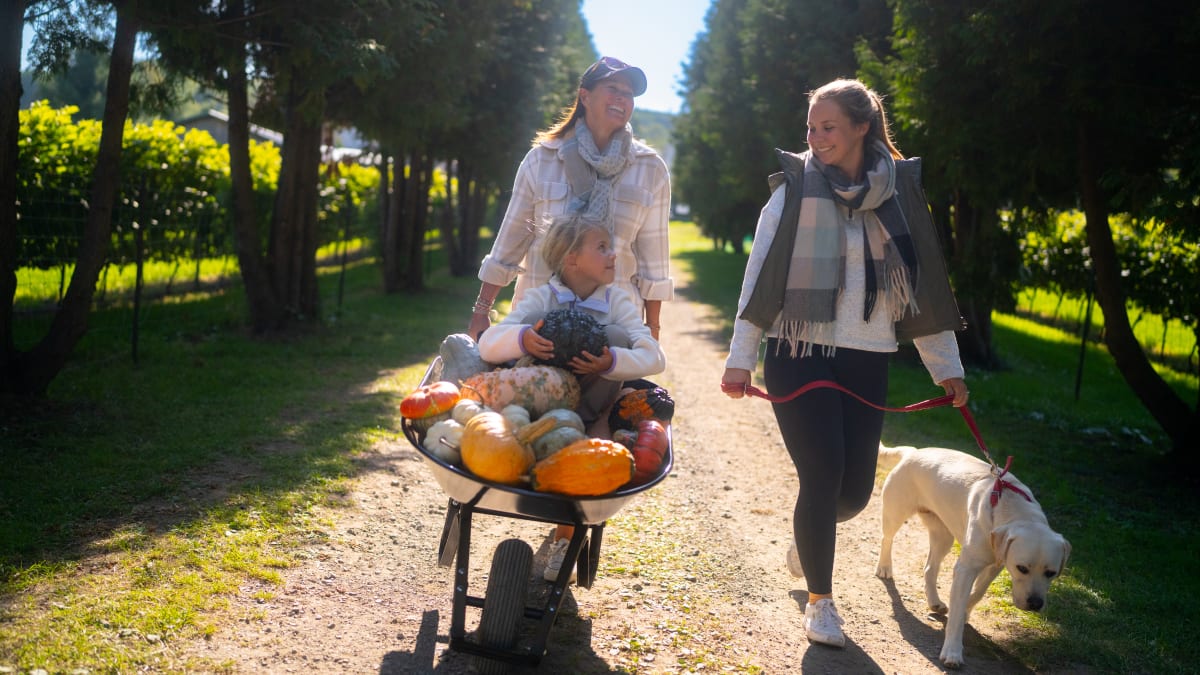 Family with a cart of squash at the Centre d'interprétation de la courge.