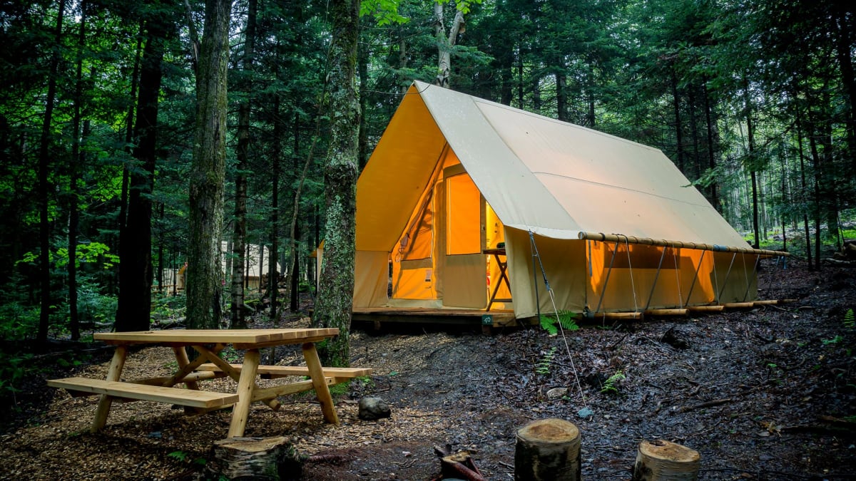 Unité de prêt-à-camper dans le bois à Huttopia Les Deux Lacs.