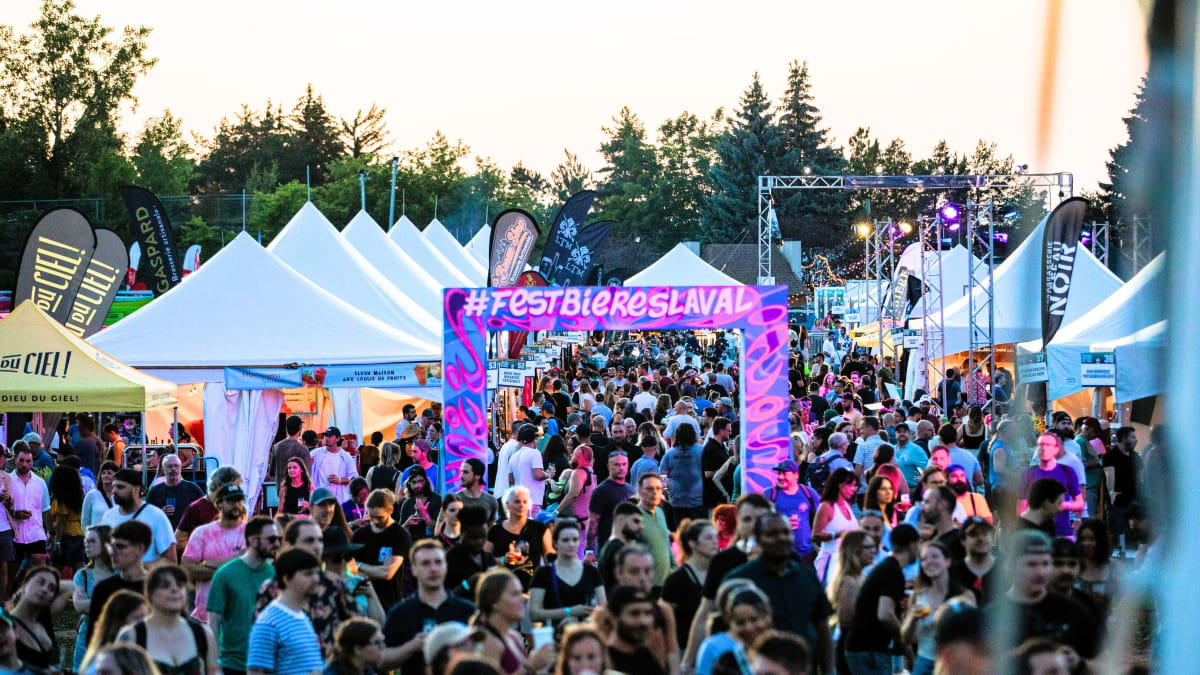 Foule à l'entrée du Festival des bières à Laval.