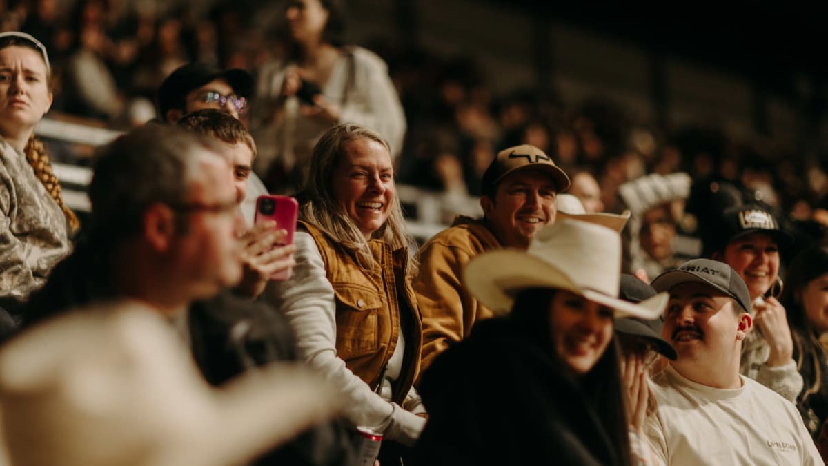 Foule au Festival Western de Saint-Tite; un spectateur avec un chapeau de cowboy bien visible à l'avant-plan..