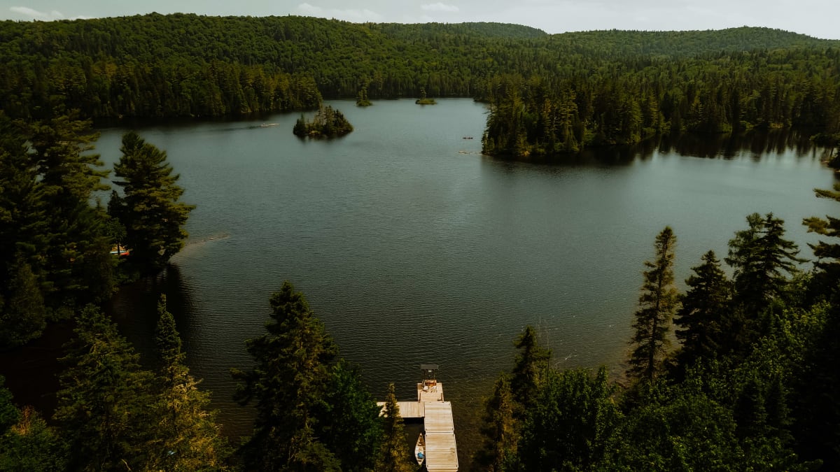 Vue aérienne d'un plan d'eau avec un quai dans la région de Mékinac.