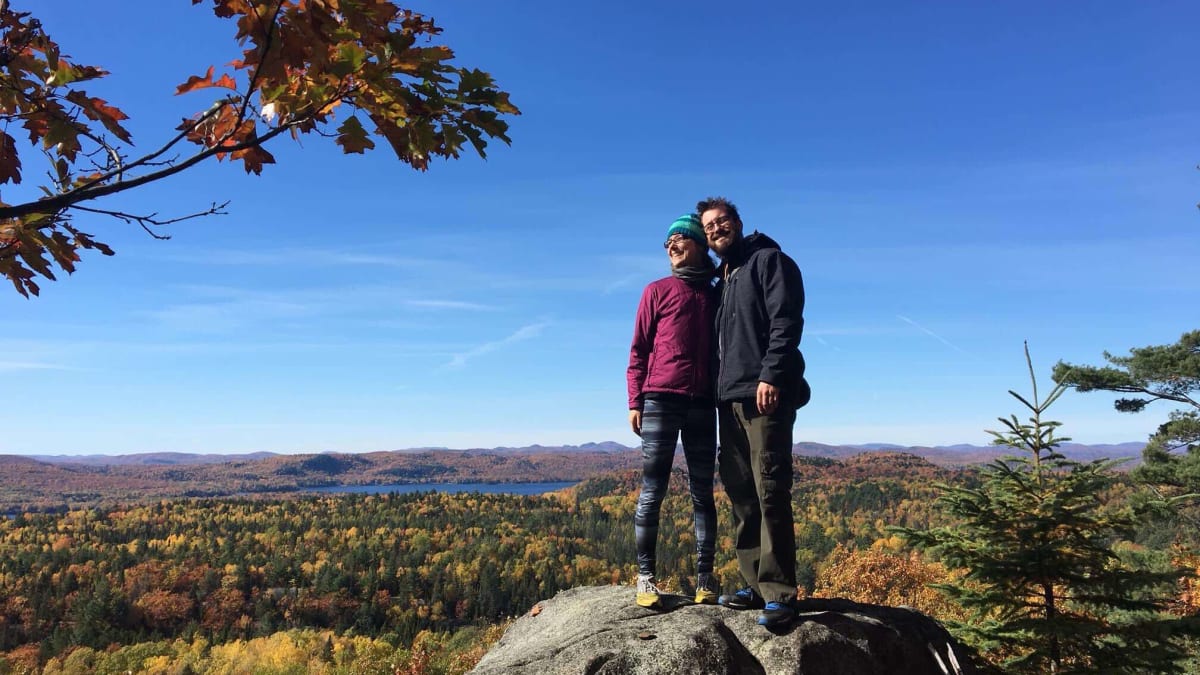 Couple en randonnée sur la Route des Zingues.