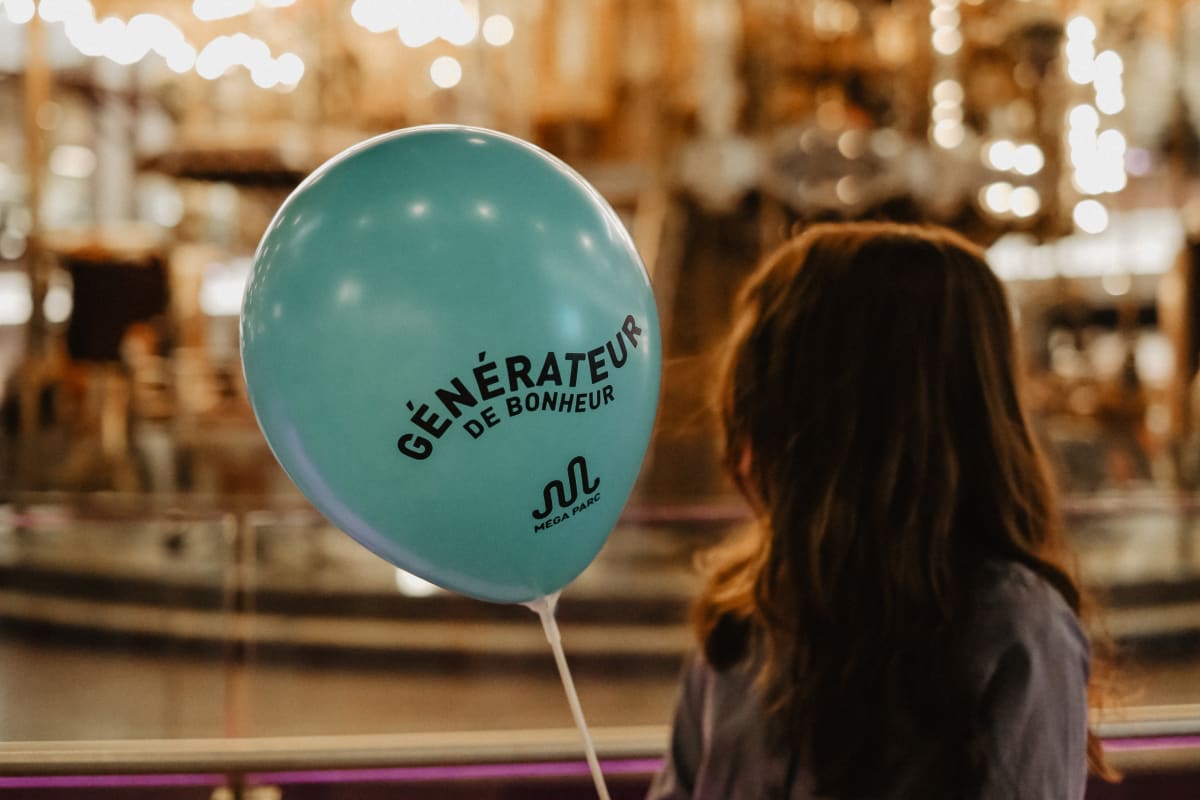 Young girl with a balloon at Méga Parc.