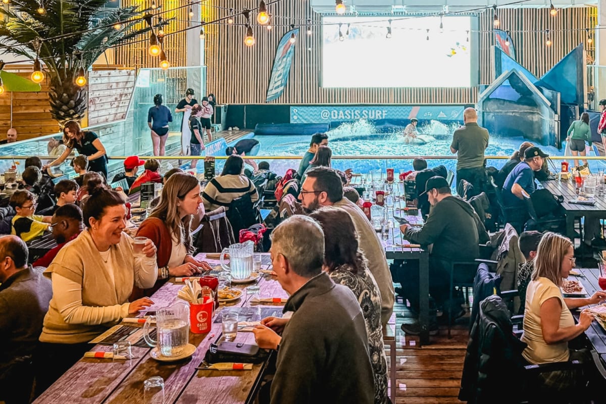 Overview of Le Turf restaurant