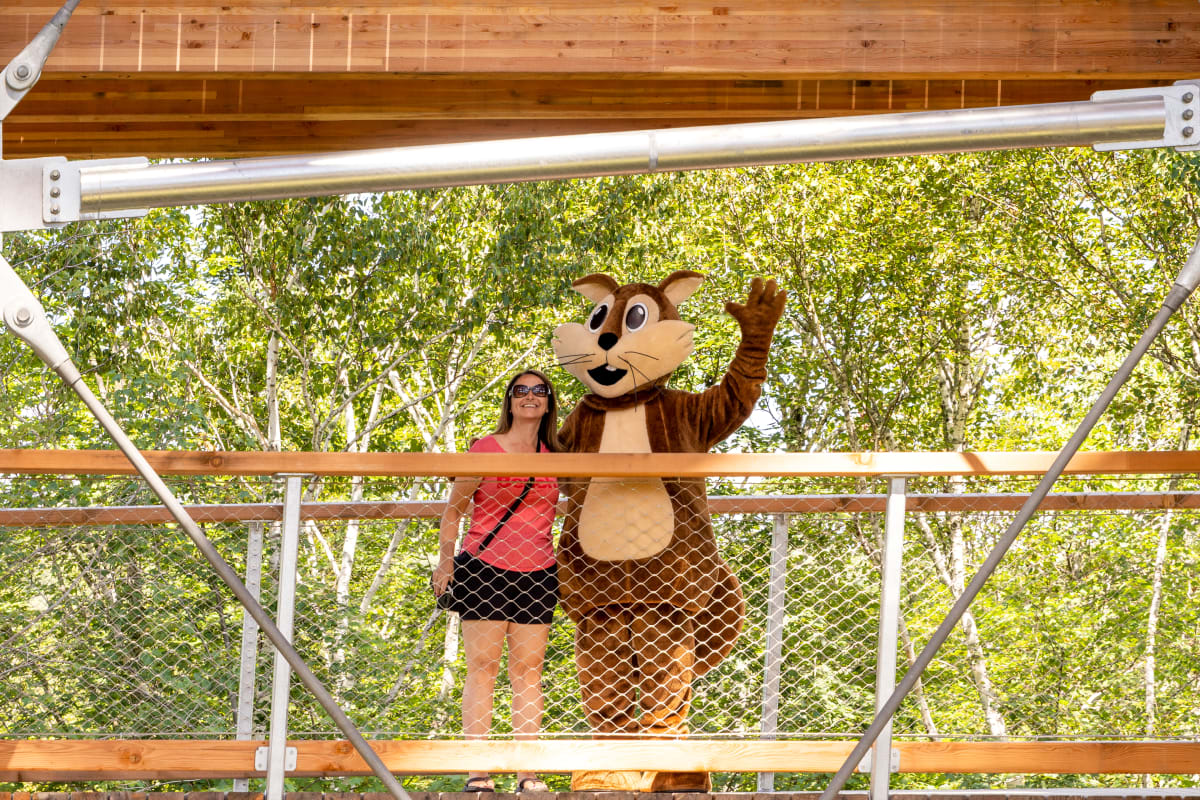 Mascot with visitors - Sentier des cimes