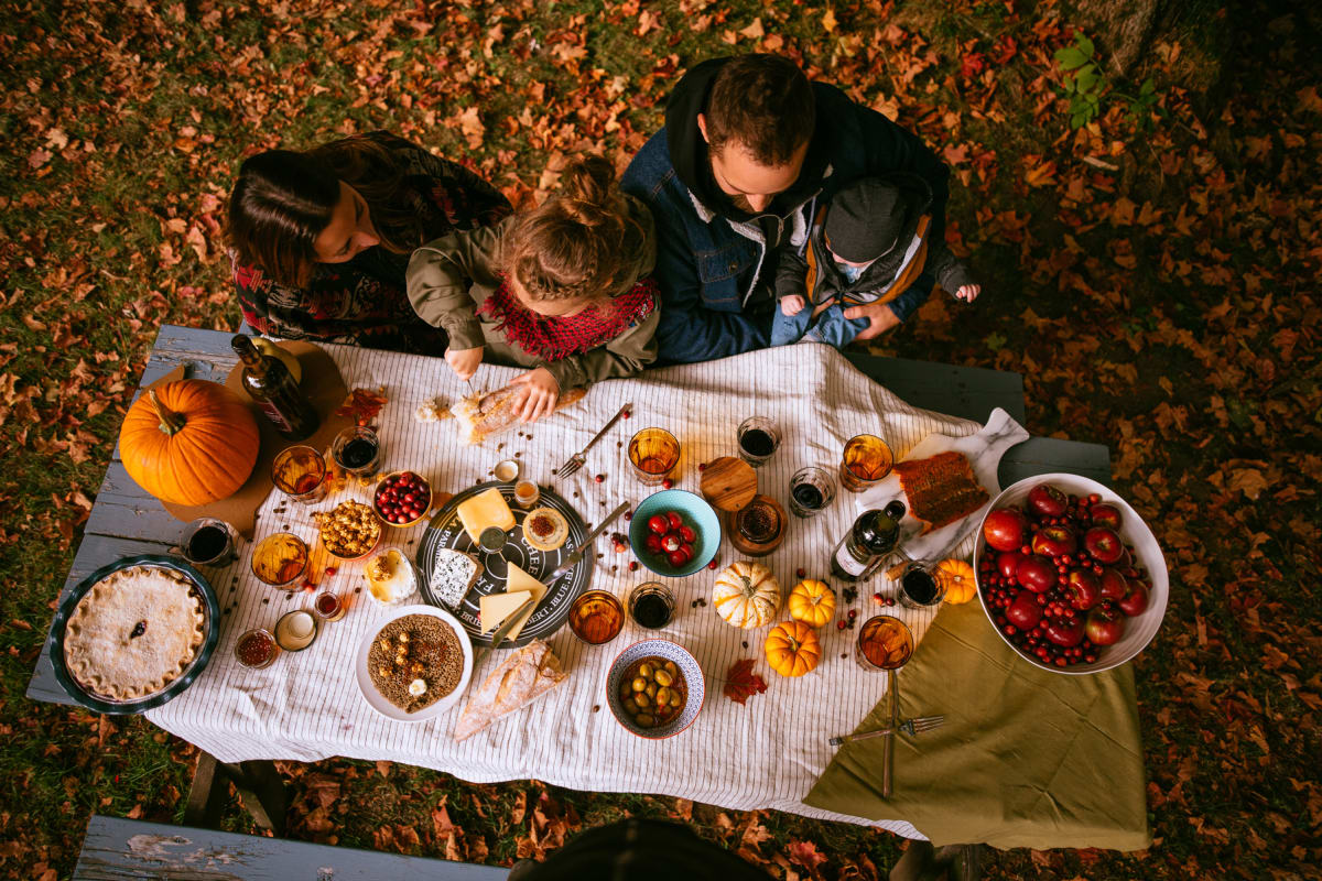 Family around a country table in the Centre-du-Québec.