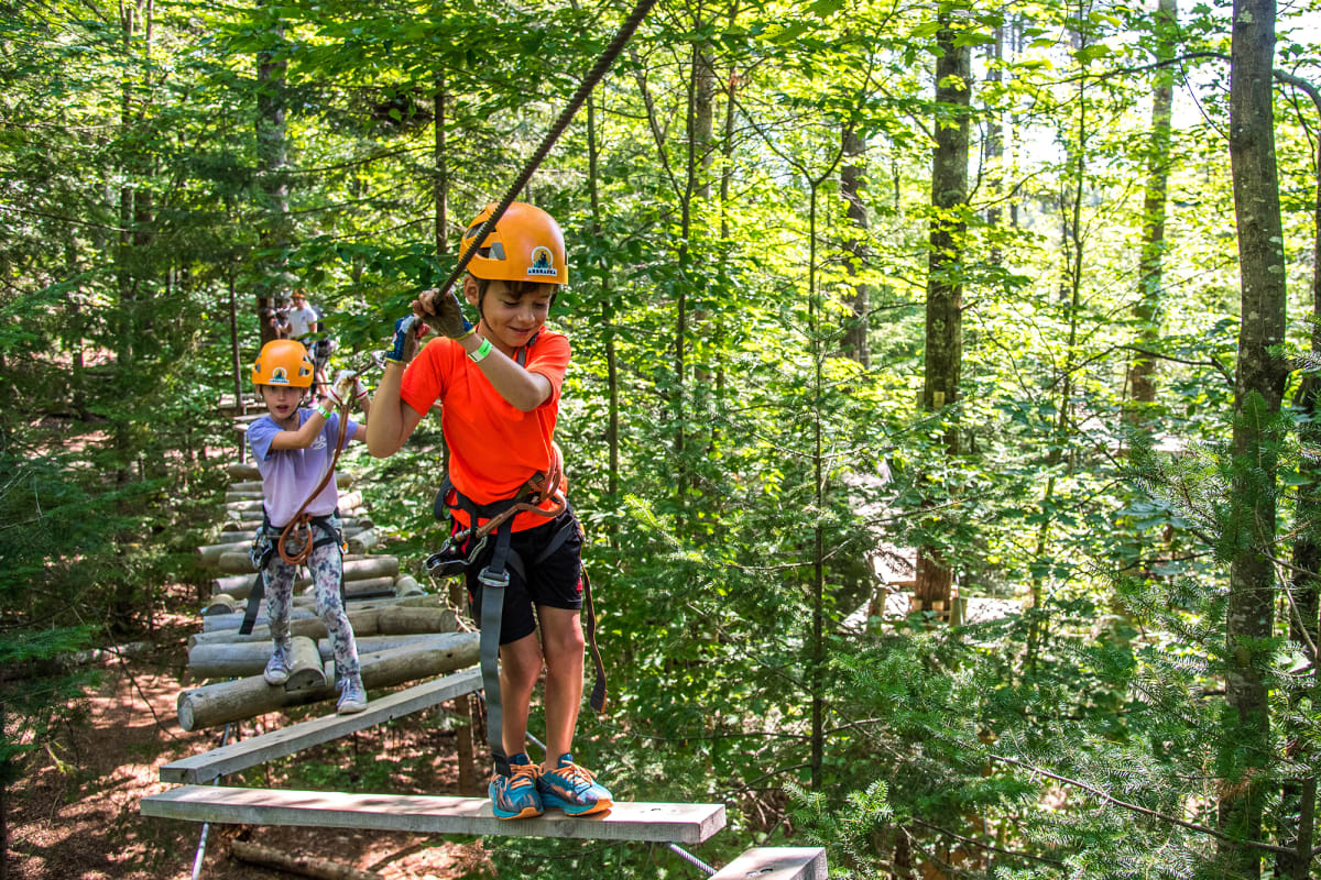 Deux enfants sur le parcours d'Arbraska Rawdon.