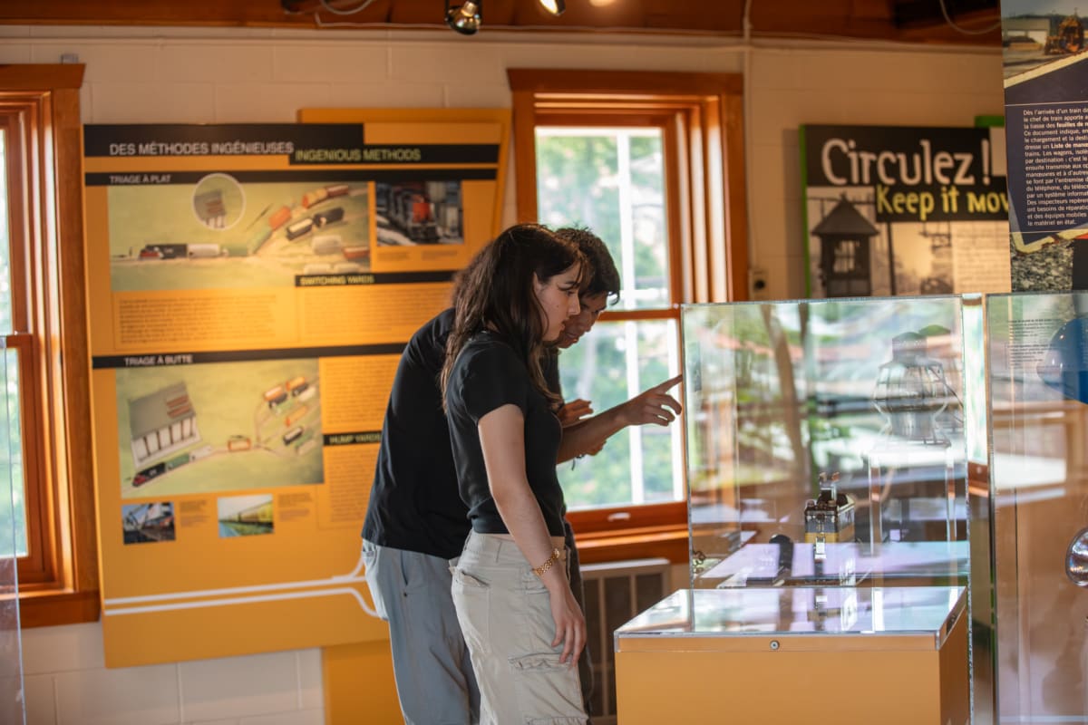 Deux ados dans une exposition chez Exporail.