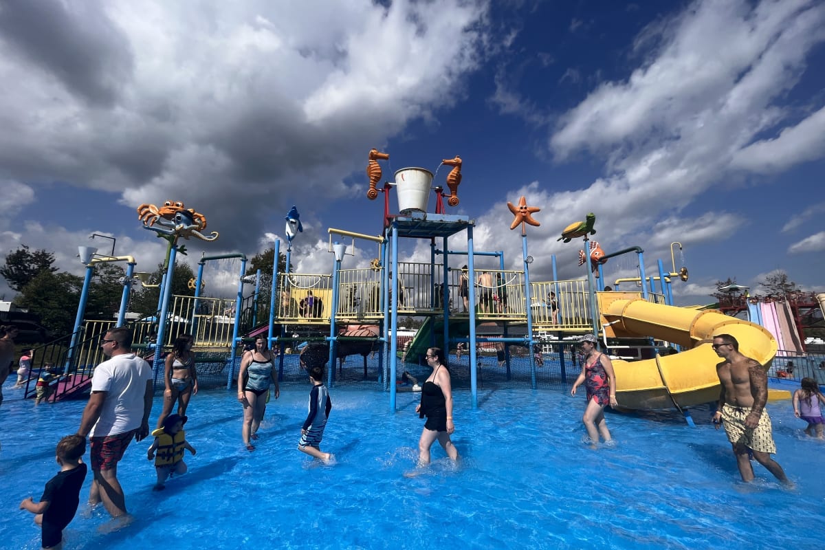 Personnes dans l'eau au parc aquatique Complexe Atlantide.