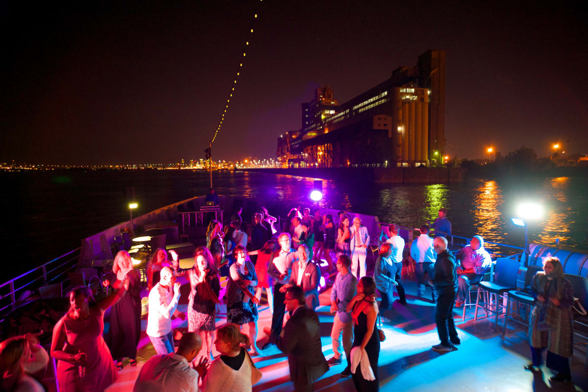 Foule sur un bateau de croisière dans le Vieux-Port de Montréal.