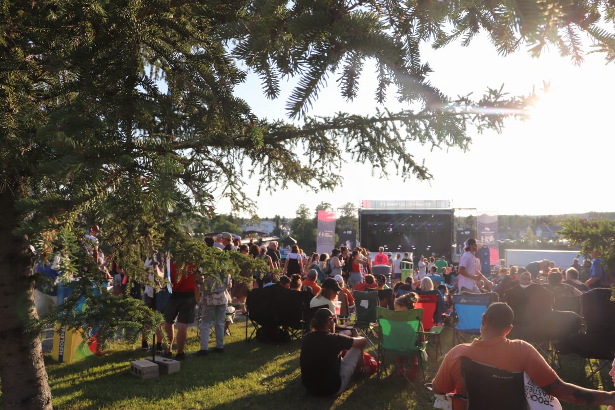 Foule au H2O festival.