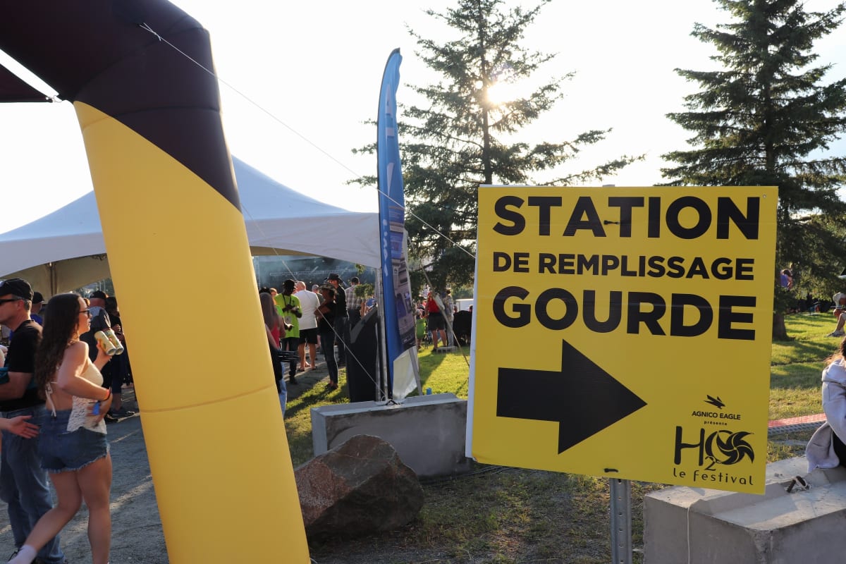 Station de remplissage de gourde au H2O Festival.