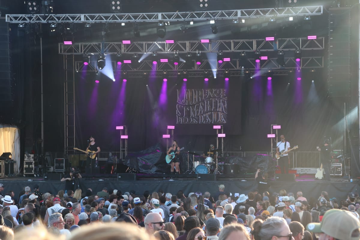 Foule devant la scène au H2O Festival.