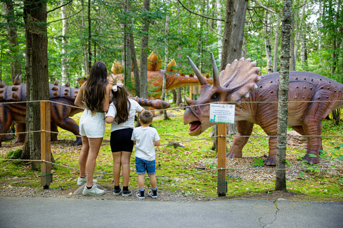 Family in front of life-size dinosaurs