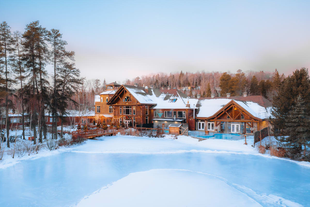 Auberge du Lac Taureau en hiver.