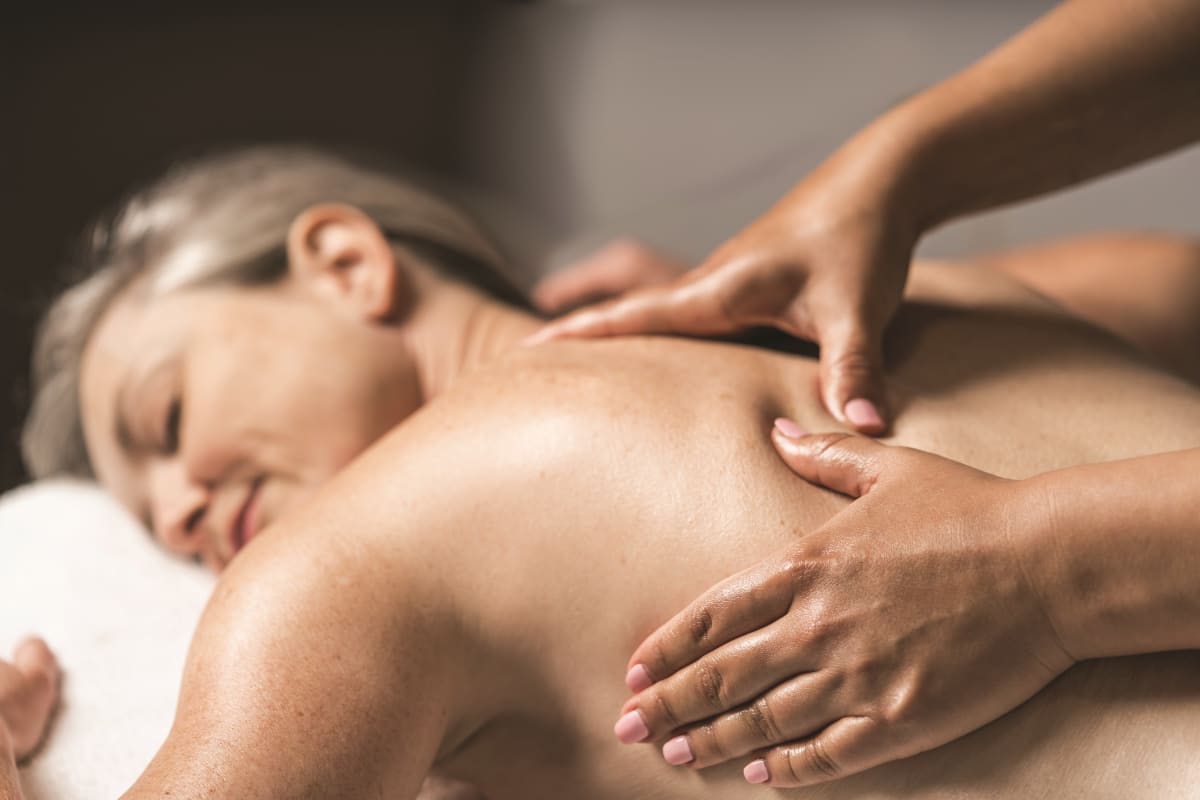 Femme qui reçoit un massage.