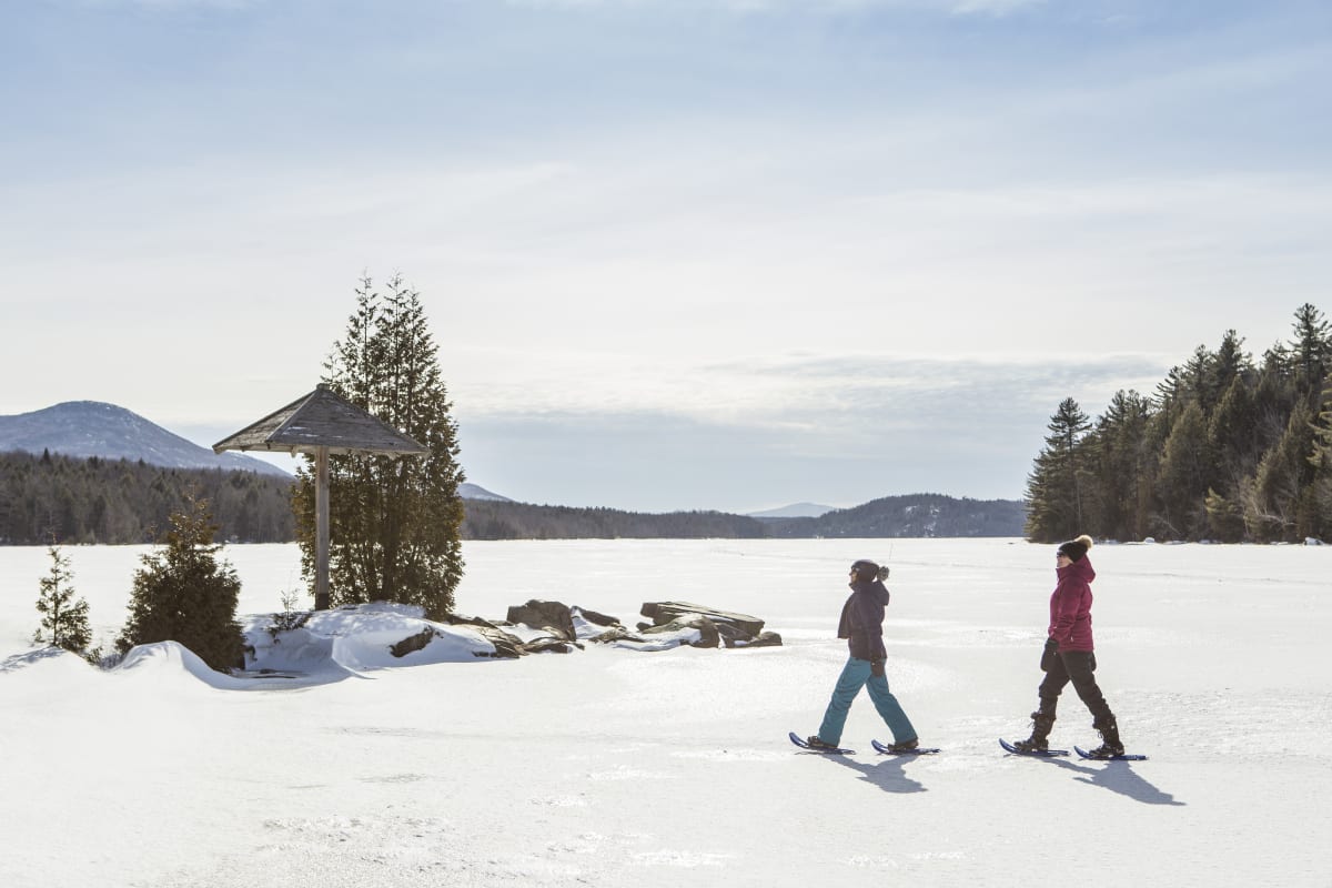 Jouvence - Two people showshoeing