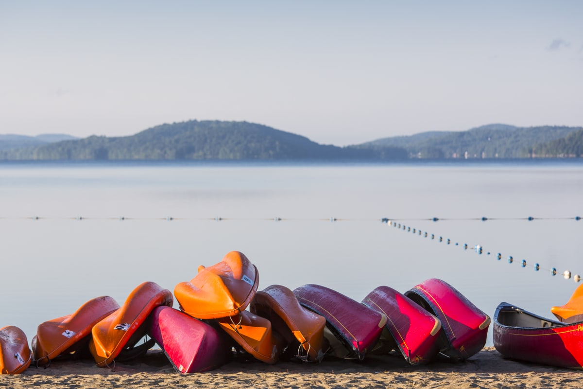Centre touristique du Lac-Simon - Canoes on the beach