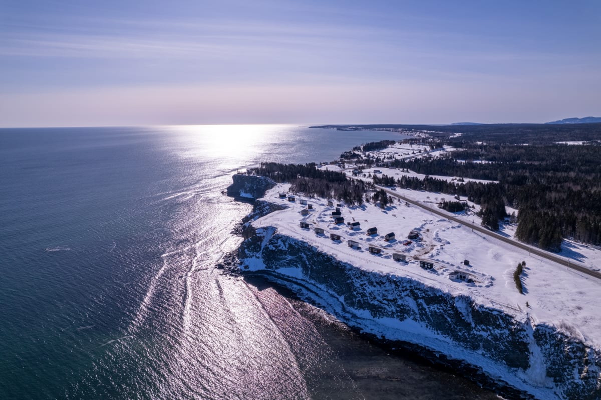 Chalets Nautika en Gaspésie au bord de la mer en hiver.