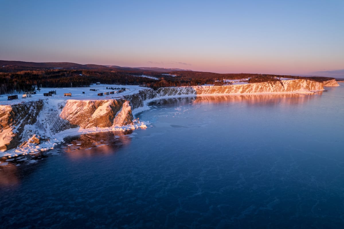 Chalets Nautika en Gaspésie au bord de la mer en hiver.