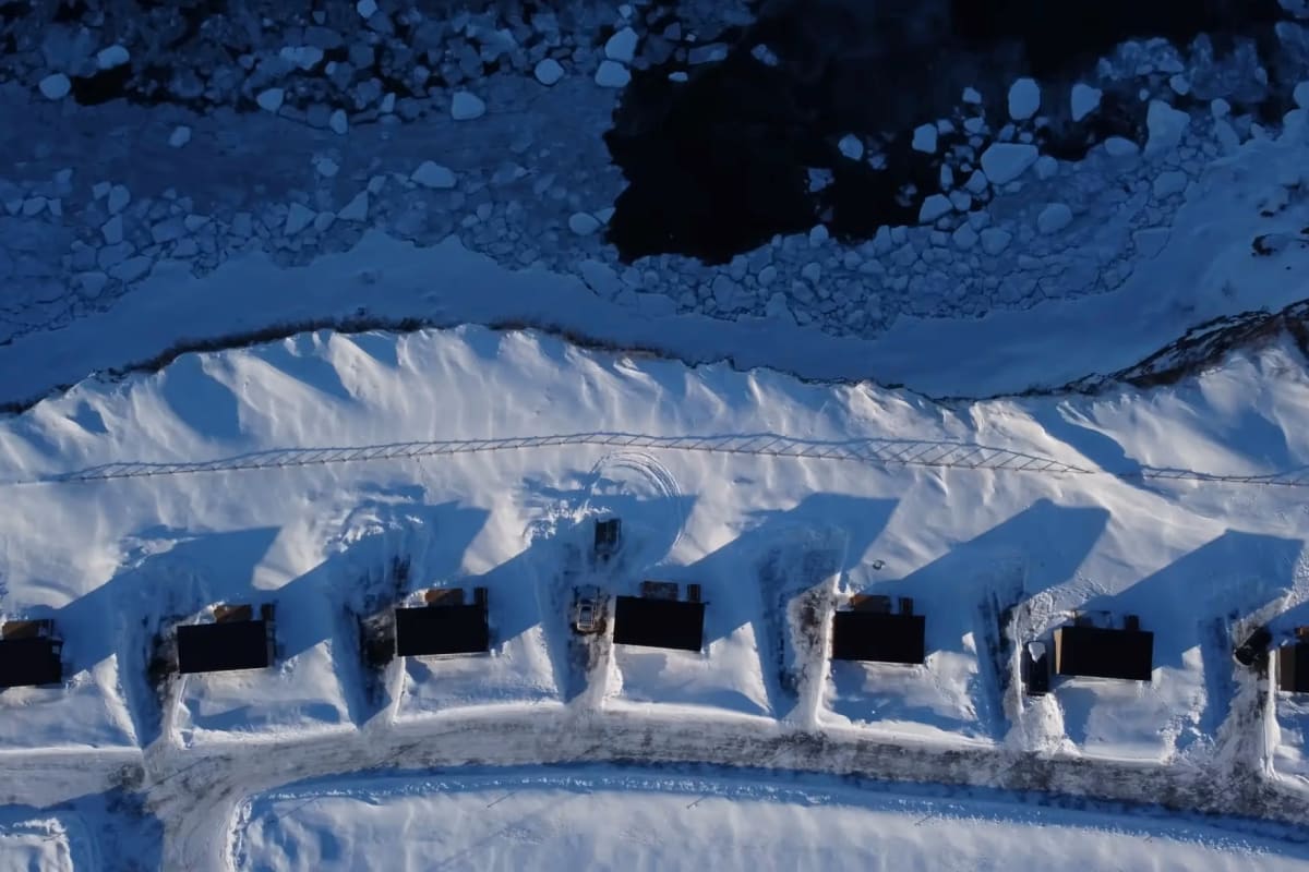 Chalets Nautika en Gaspésie au bord de la mer en hiver.