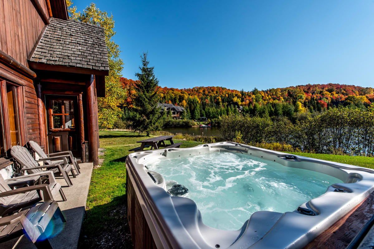 Les Chalets Royal Laurentien en automne.