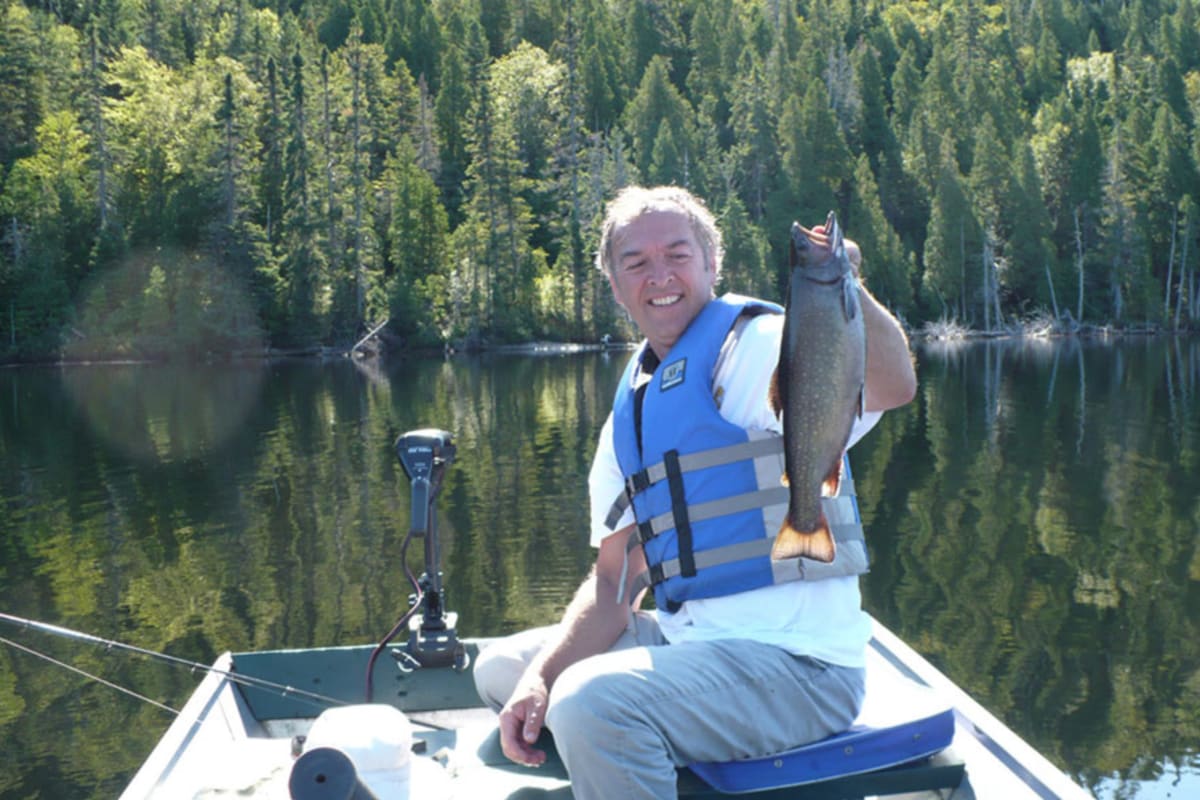 Un homme en train de pêcher